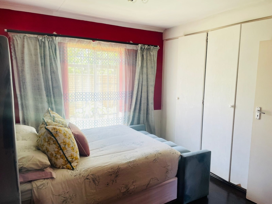 3 Bedroom Property for Sale in Die Hoewes Gauteng