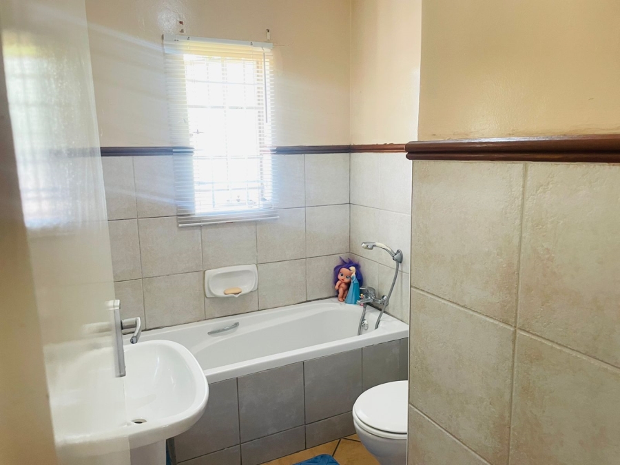 3 Bedroom Property for Sale in Die Hoewes Gauteng