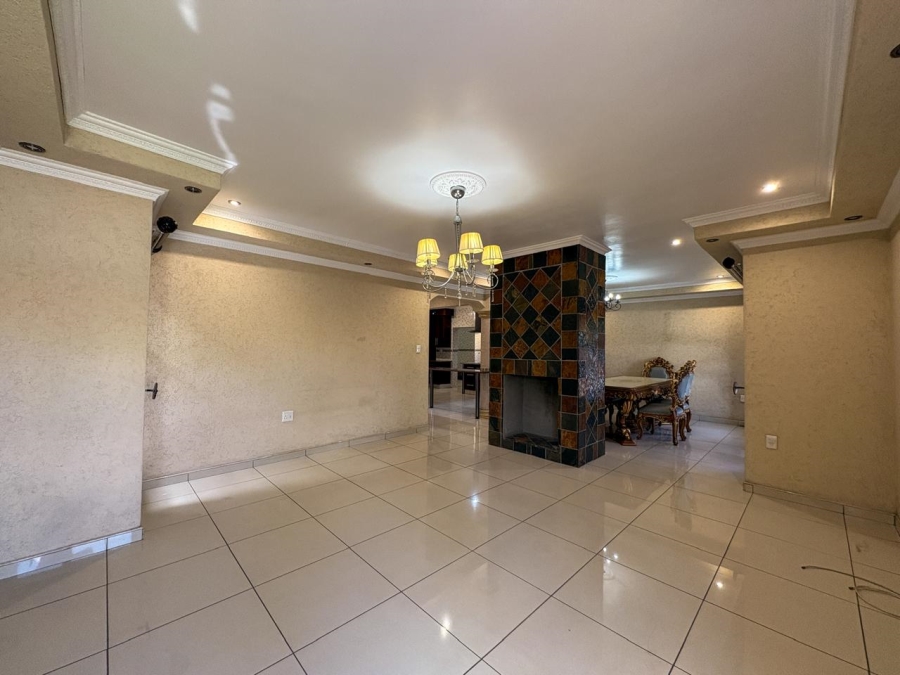 5 Bedroom Property for Sale in Helderwyk Gauteng