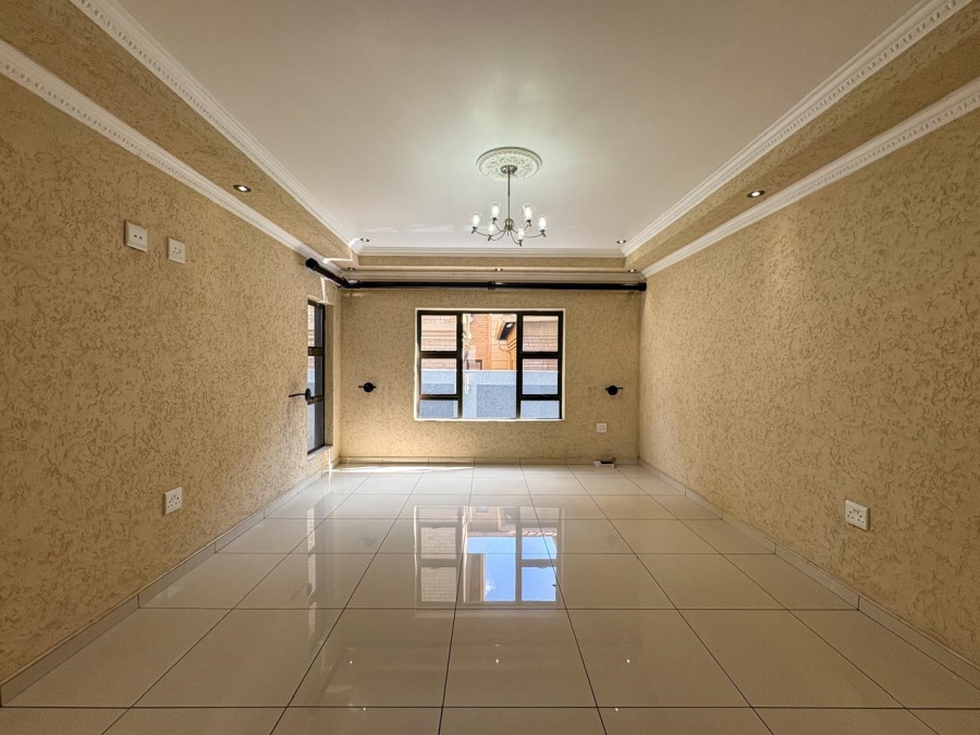 5 Bedroom Property for Sale in Helderwyk Gauteng