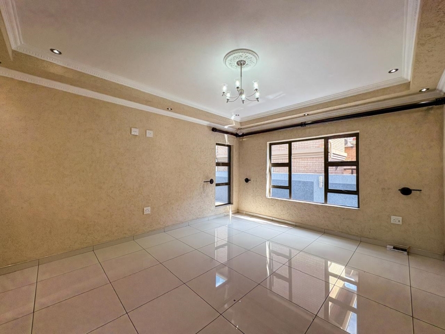 5 Bedroom Property for Sale in Helderwyk Gauteng