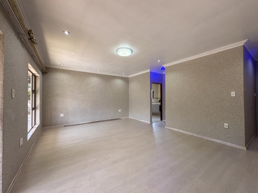 5 Bedroom Property for Sale in Helderwyk Gauteng