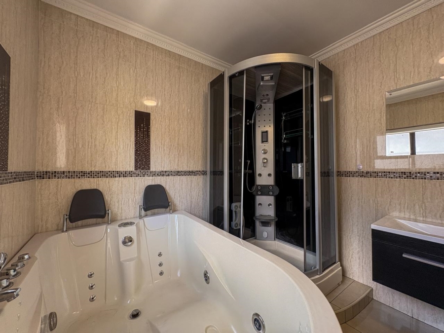 5 Bedroom Property for Sale in Helderwyk Gauteng