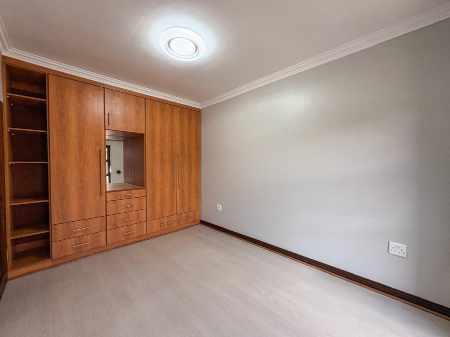 5 Bedroom Property for Sale in Helderwyk Gauteng