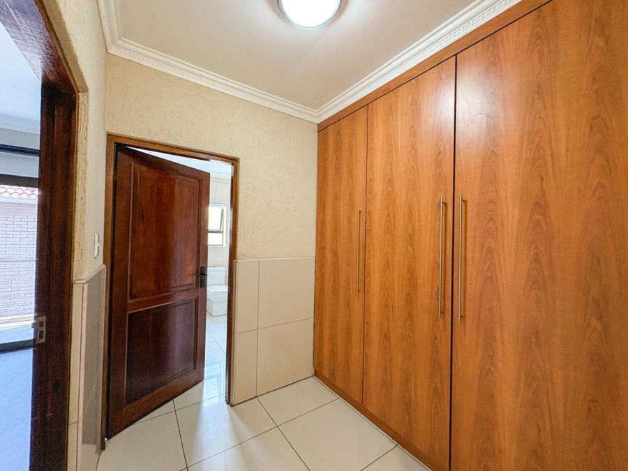 5 Bedroom Property for Sale in Helderwyk Gauteng