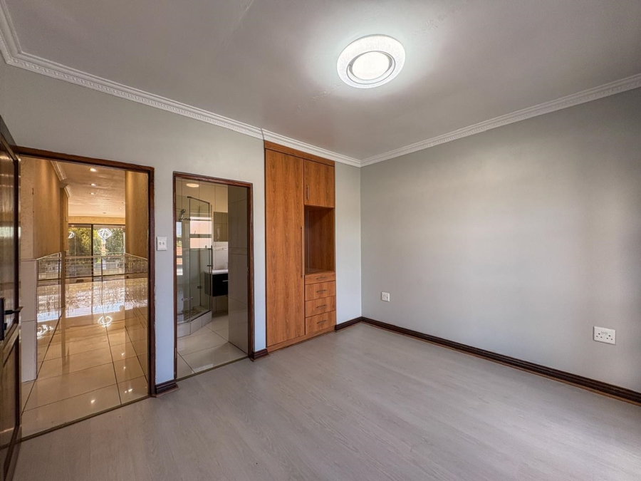 5 Bedroom Property for Sale in Helderwyk Gauteng