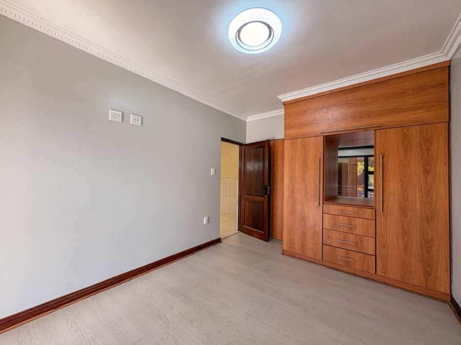 5 Bedroom Property for Sale in Helderwyk Gauteng