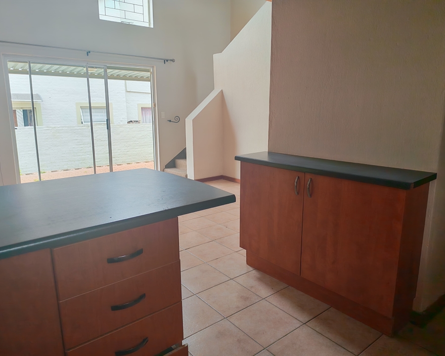 To Let 3 Bedroom Property for Rent in Heuwelsig Estate Gauteng