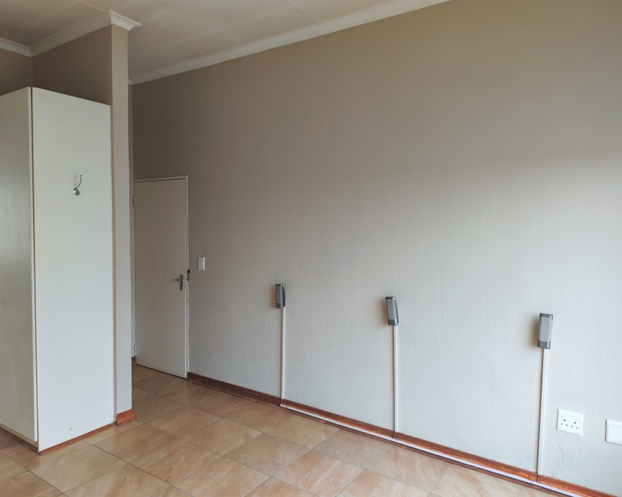 To Let 3 Bedroom Property for Rent in Heuwelsig Estate Gauteng