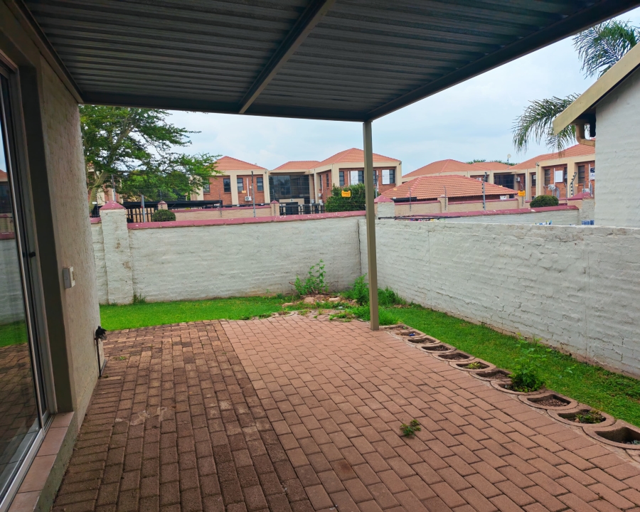 To Let 3 Bedroom Property for Rent in Heuwelsig Estate Gauteng
