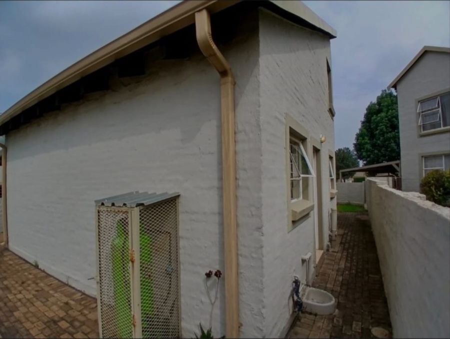To Let 3 Bedroom Property for Rent in Heuwelsig Estate Gauteng