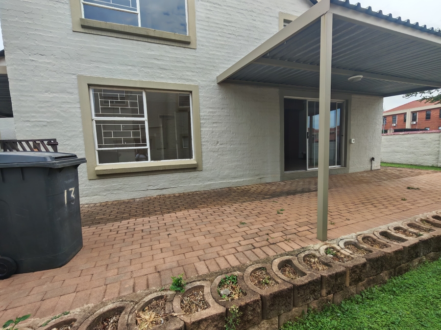 To Let 3 Bedroom Property for Rent in Heuwelsig Estate Gauteng