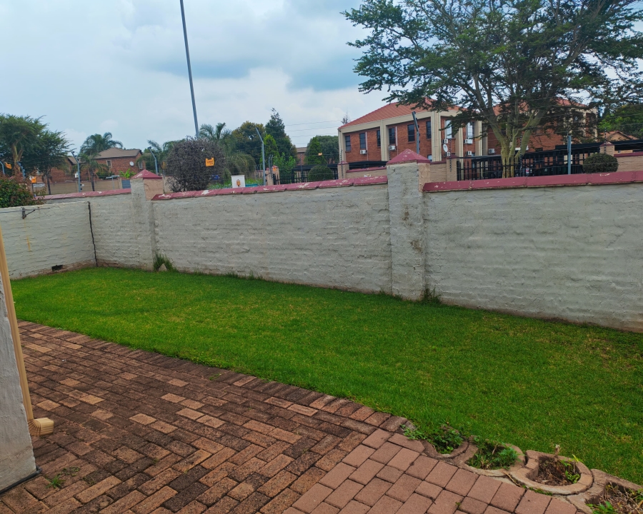 To Let 3 Bedroom Property for Rent in Heuwelsig Estate Gauteng