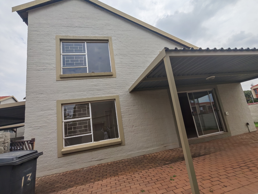 To Let 3 Bedroom Property for Rent in Heuwelsig Estate Gauteng