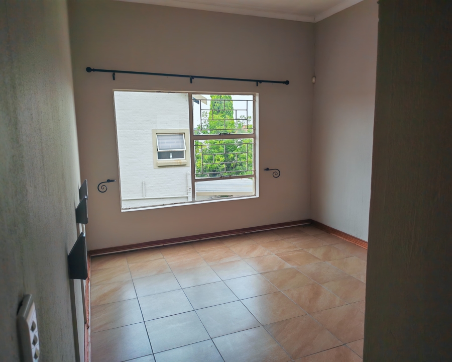 To Let 3 Bedroom Property for Rent in Heuwelsig Estate Gauteng