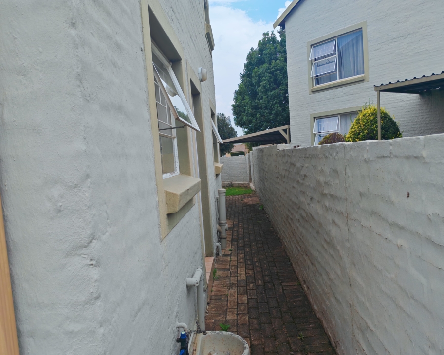 To Let 3 Bedroom Property for Rent in Heuwelsig Estate Gauteng