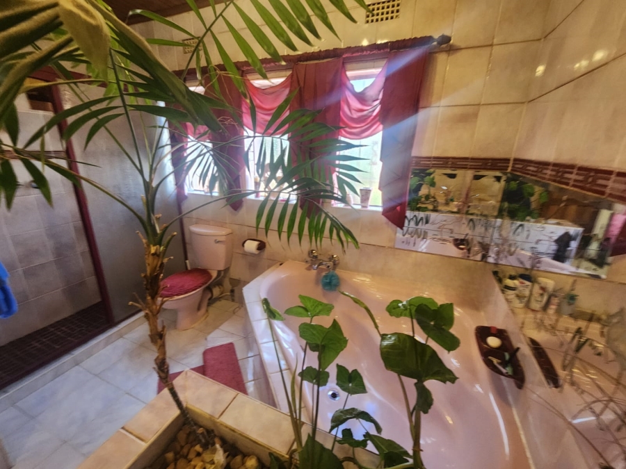 5 Bedroom Property for Sale in Kenleaf Gauteng