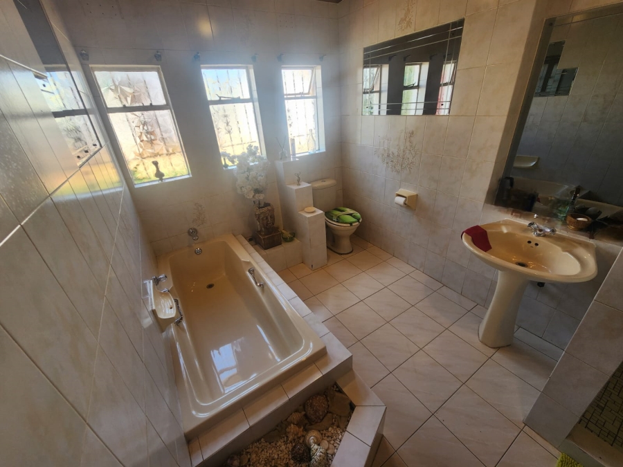 5 Bedroom Property for Sale in Kenleaf Gauteng