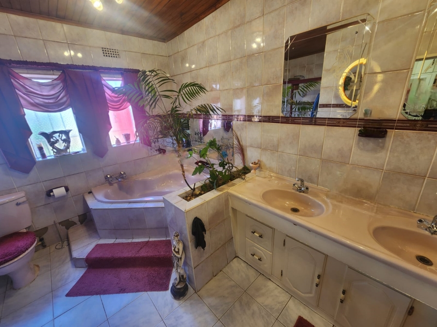 5 Bedroom Property for Sale in Kenleaf Gauteng