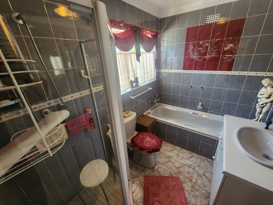 5 Bedroom Property for Sale in Kenleaf Gauteng