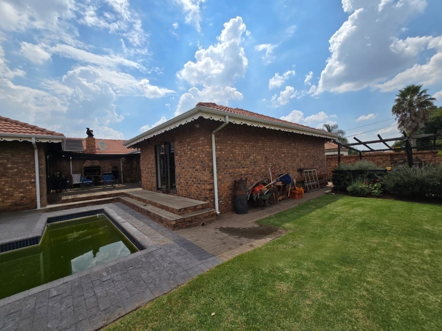 4 Bedroom Property for Sale in Petersfield Gauteng