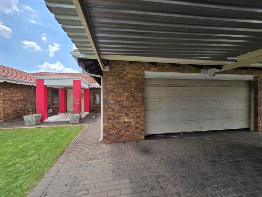 4 Bedroom Property for Sale in Petersfield Gauteng