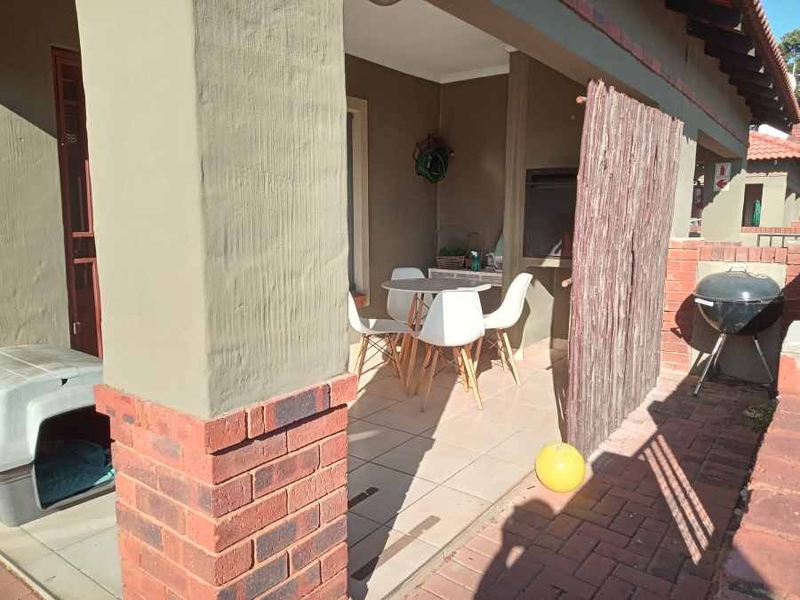 To Let 2 Bedroom Property for Rent in Strubenvale Gauteng