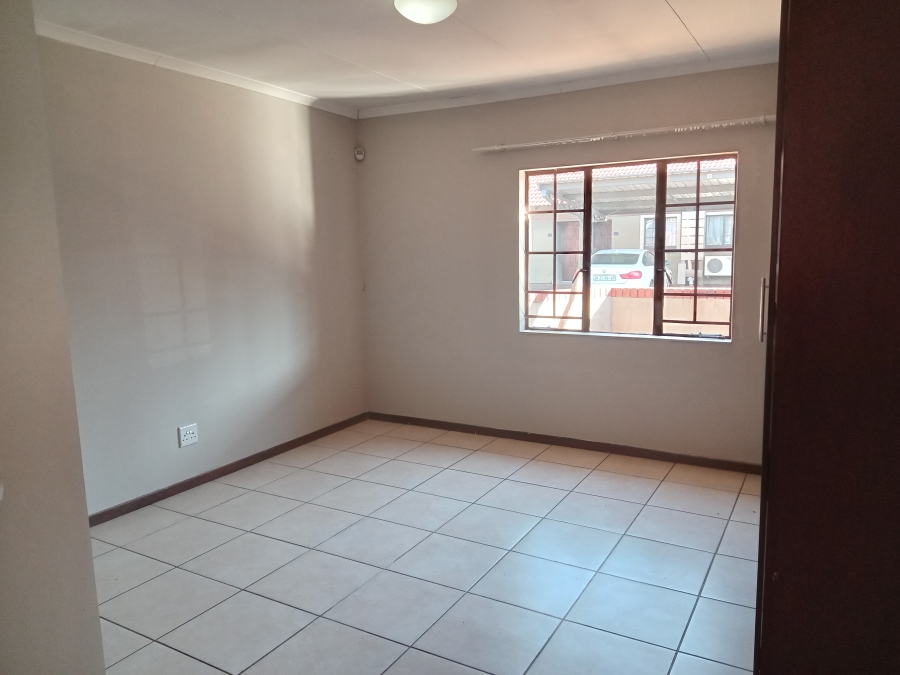 To Let 2 Bedroom Property for Rent in Strubenvale Gauteng