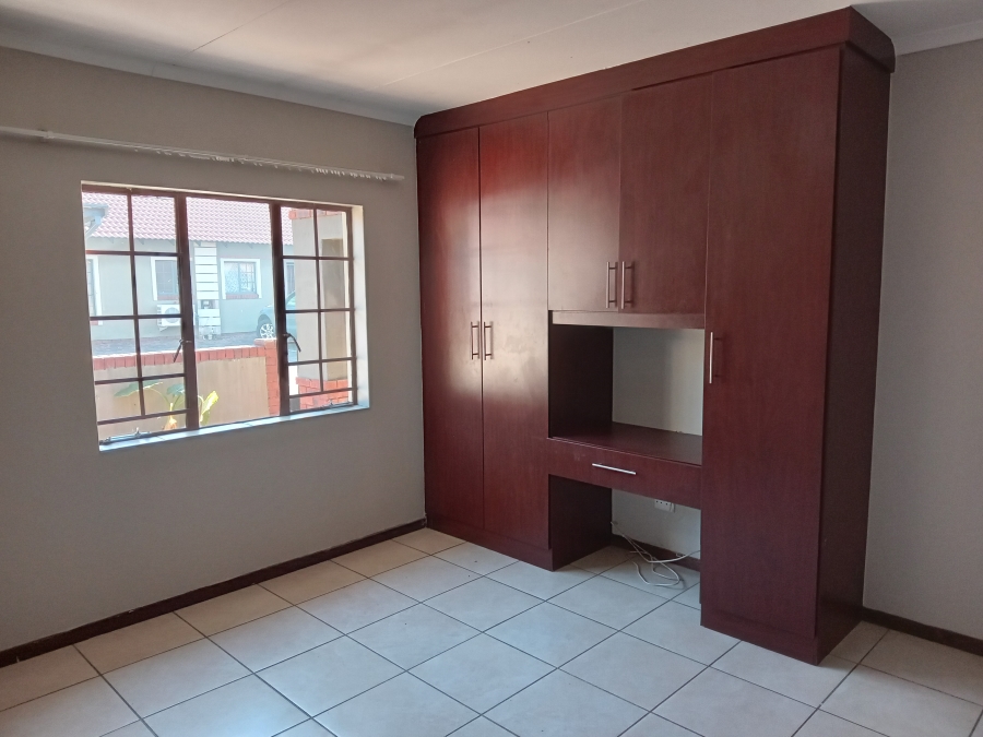 To Let 2 Bedroom Property for Rent in Strubenvale Gauteng