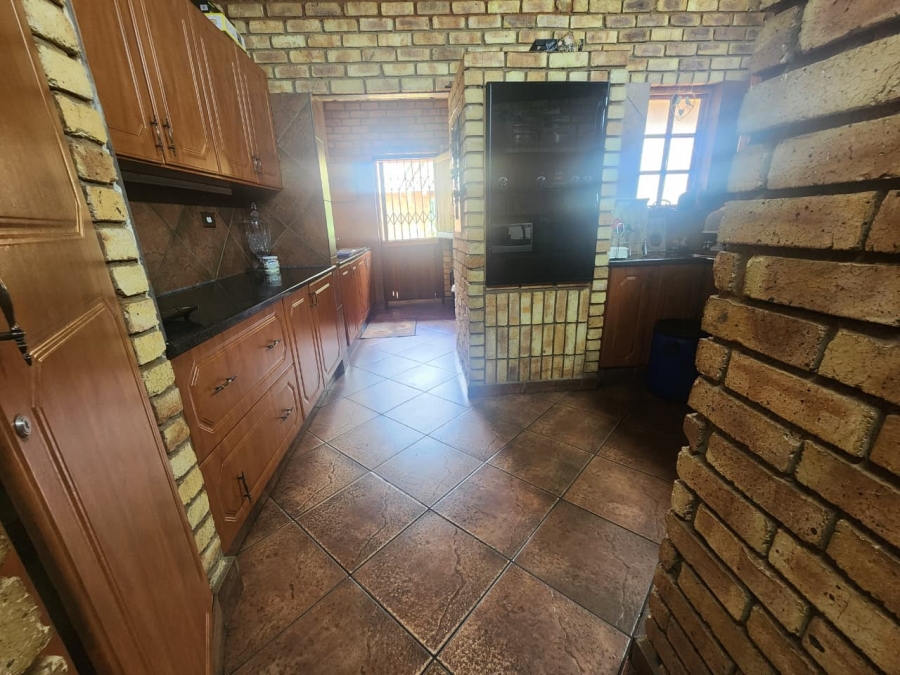 5 Bedroom Property for Sale in Hartebeeshoek Gauteng