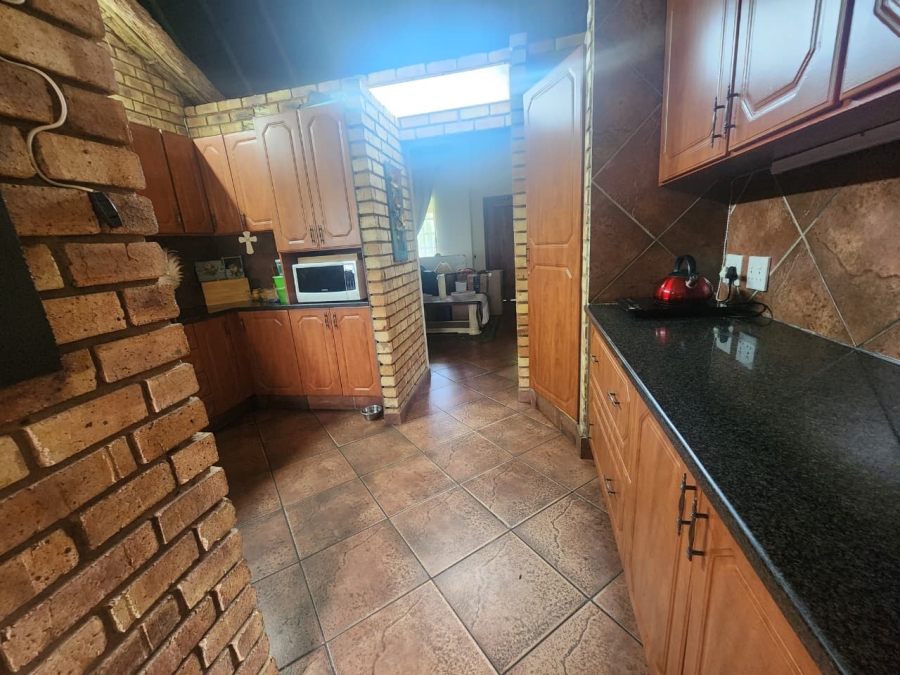 5 Bedroom Property for Sale in Hartebeeshoek Gauteng