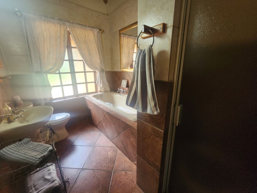 5 Bedroom Property for Sale in Hartebeeshoek Gauteng