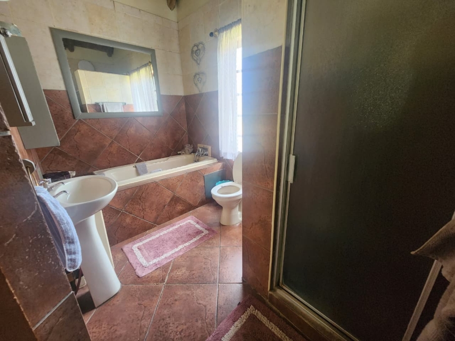 5 Bedroom Property for Sale in Hartebeeshoek Gauteng