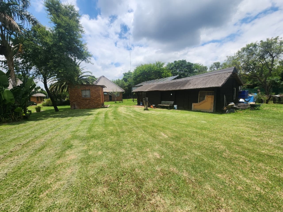 5 Bedroom Property for Sale in Hartebeeshoek Gauteng