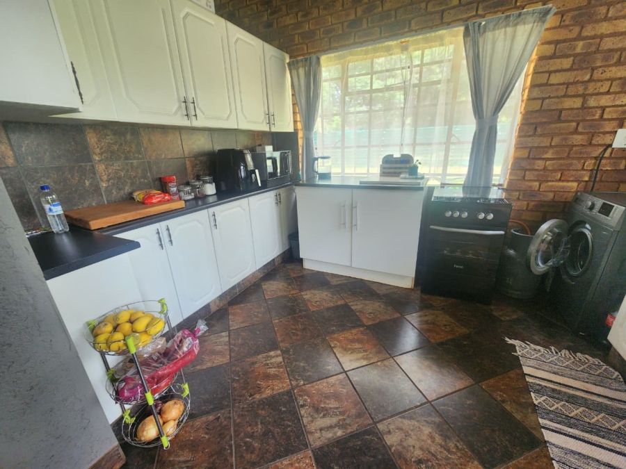 5 Bedroom Property for Sale in Hartebeeshoek Gauteng