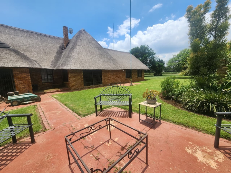 5 Bedroom Property for Sale in Hartebeeshoek Gauteng