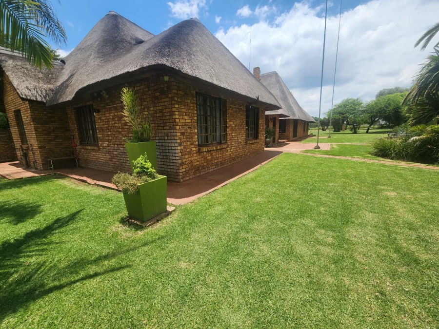 5 Bedroom Property for Sale in Hartebeeshoek Gauteng