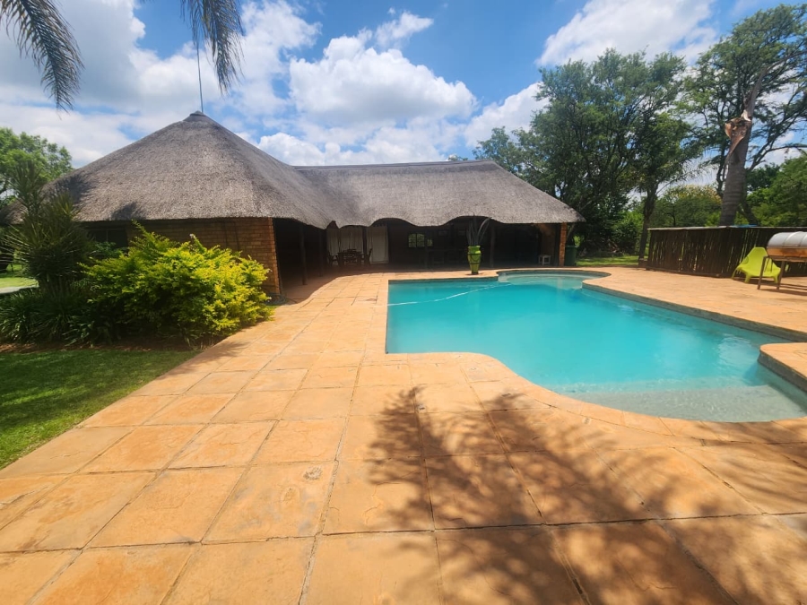 5 Bedroom Property for Sale in Hartebeeshoek Gauteng