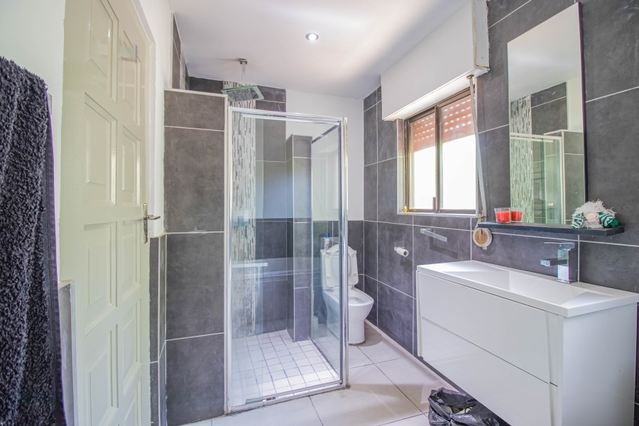 6 Bedroom Property for Sale in Sonneveld Gauteng