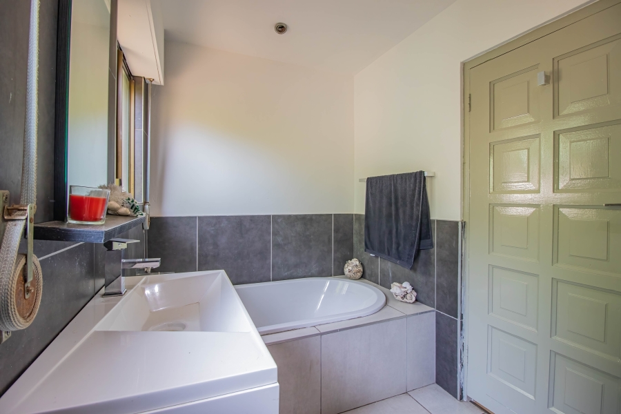 6 Bedroom Property for Sale in Sonneveld Gauteng