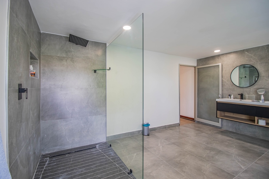 6 Bedroom Property for Sale in Sonneveld Gauteng