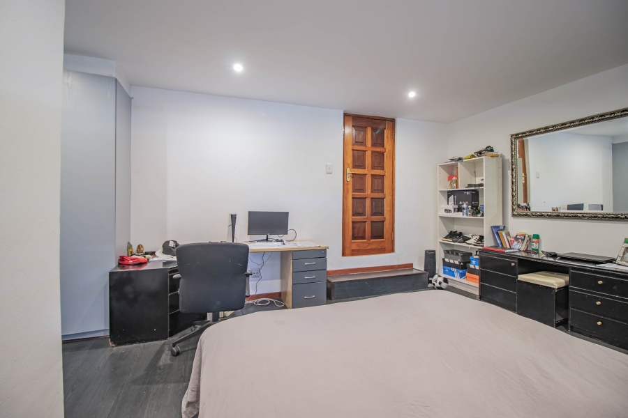 6 Bedroom Property for Sale in Sonneveld Gauteng