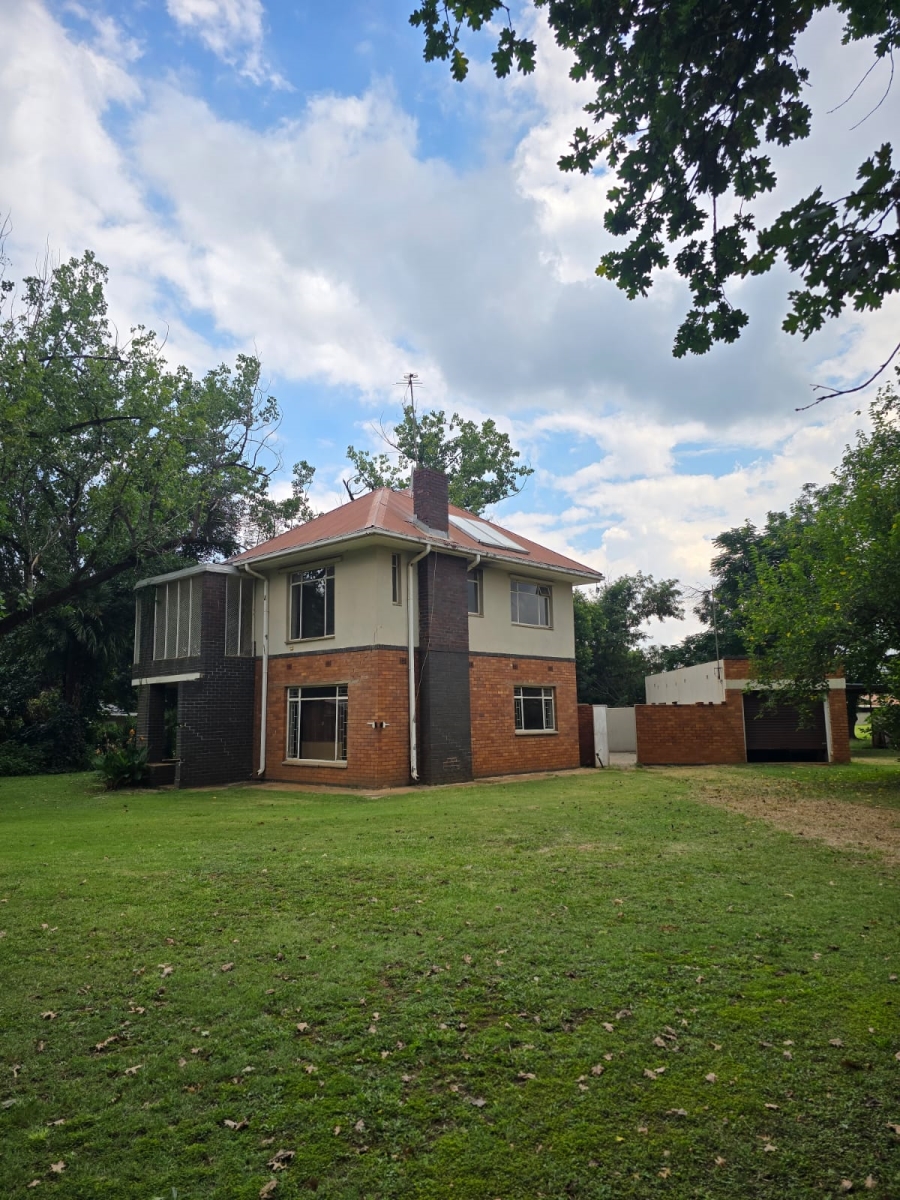 6 Bedroom Property for Sale in Unitas Park Gauteng