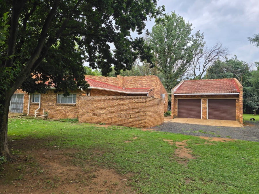 6 Bedroom Property for Sale in Unitas Park Gauteng