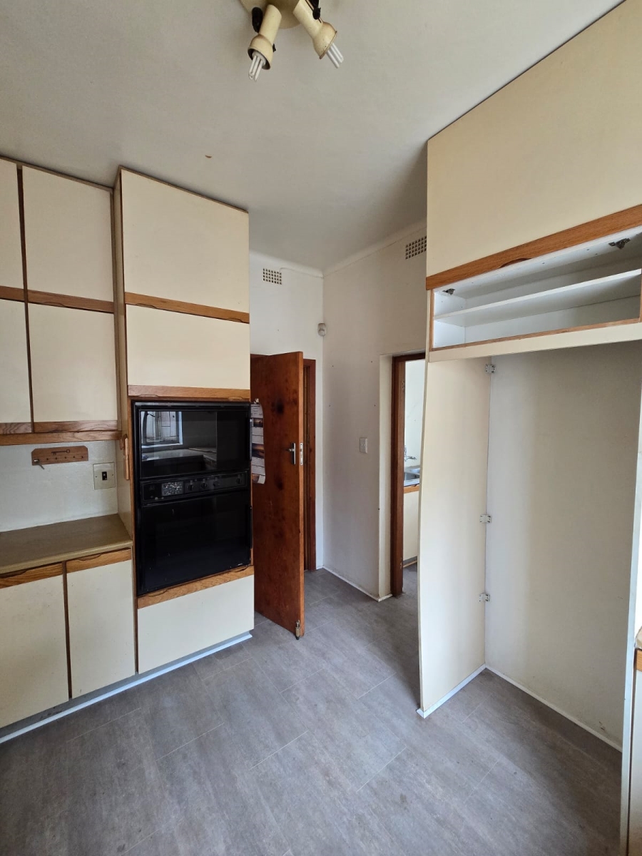 6 Bedroom Property for Sale in Unitas Park Gauteng