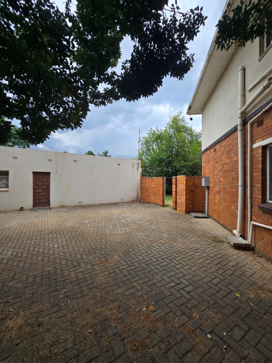 6 Bedroom Property for Sale in Unitas Park Gauteng