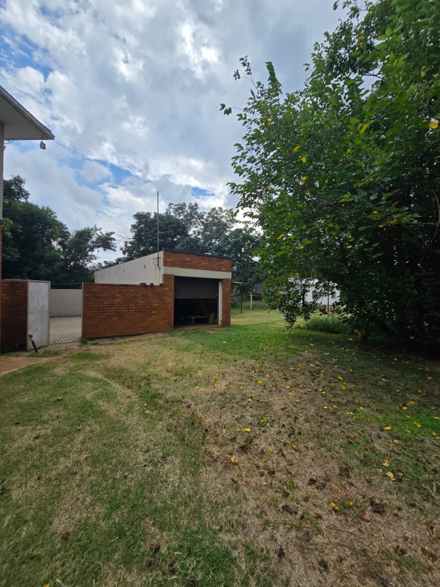 6 Bedroom Property for Sale in Unitas Park Gauteng