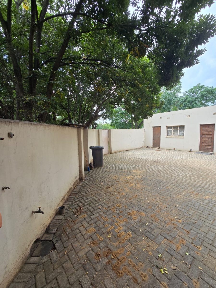 6 Bedroom Property for Sale in Unitas Park Gauteng