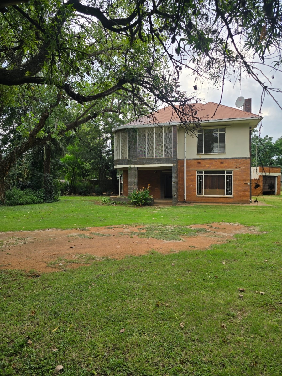 6 Bedroom Property for Sale in Unitas Park Gauteng