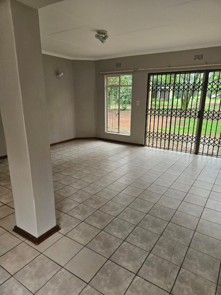 6 Bedroom Property for Sale in Unitas Park Gauteng